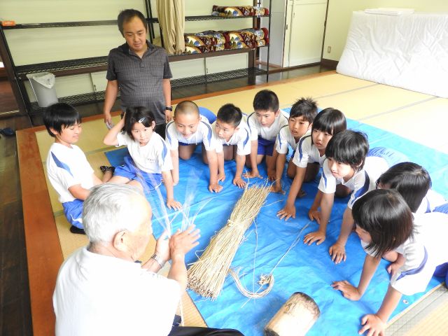 奥会津只見町にある「森林の分校ふざわ」は、縄よりコースターを作れる  